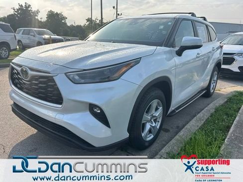 Used 2023 Toyota Highlander LE FWD image 1