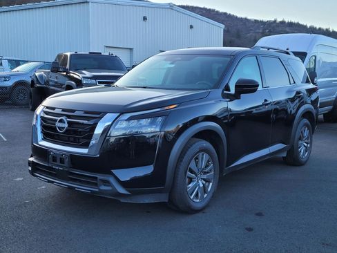 Used 2024 Nissan Pathfinder SV image 1