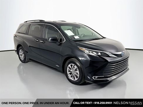 Used 2021 Toyota Sienna XLE image 3