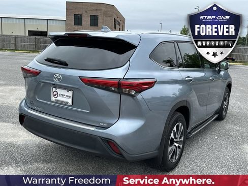 Used 2022 Toyota Highlander XLE FWD image 7
