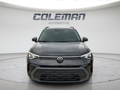 Used 2025 Volkswagen Taos SE image 2