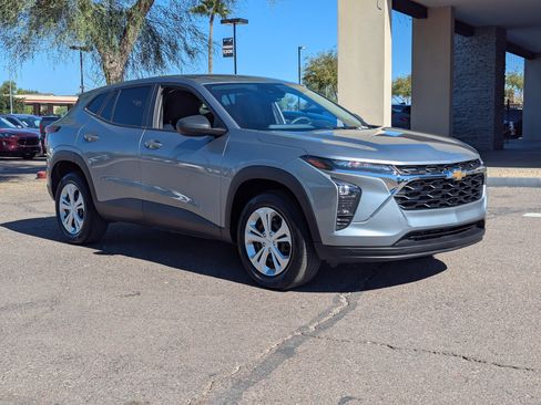 Used 2024 Chevrolet Trax LS image 37