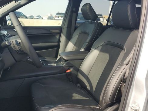 New 2025 Jeep Grand Cherokee Altitude image 18