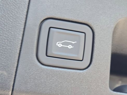 New 2025 Cadillac XT5 Luxury image 18