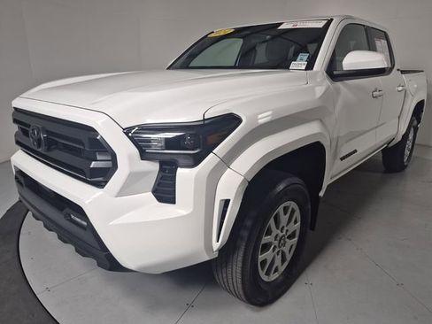 Certified 2024 Toyota Tacoma SR5 AWD/4WD image 1