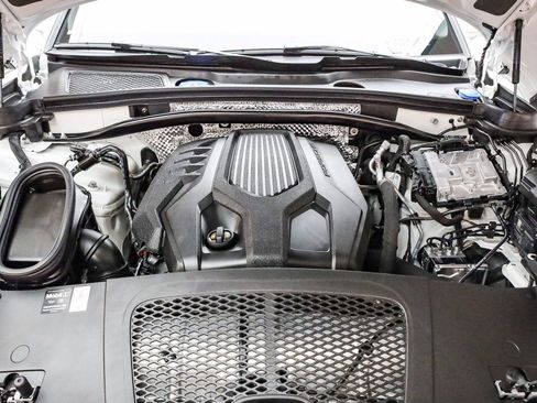 Certified 2025 Porsche Macan image 32