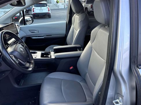 Used 2025 Toyota Sienna XLE FWD image 10