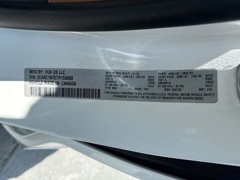 Used 2026 Chrysler Pacifica Pinnacle FWD image 36