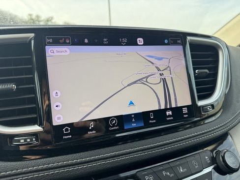 Used 2022 Chrysler Pacifica Touring-L w/ Uconnect Theater Family Group image 21