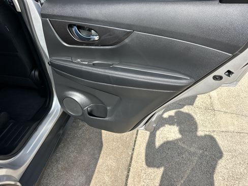 Used 2020 Nissan Rogue SV FWD image 24