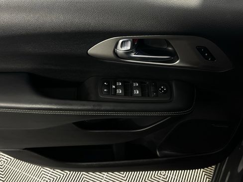 Used 2022 Chrysler Pacifica Limited w/ Uconnect Theater Family Group image 27