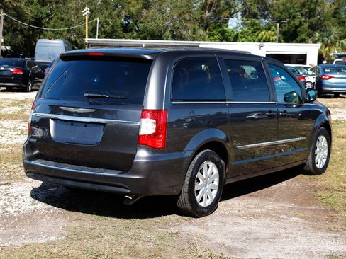 Used 2016 Chrysler Town & Country Touring image 11