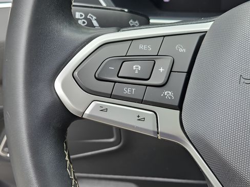 Used 2023 Volkswagen Tiguan SE w/ Panoramic Sunroof Package FWD image 24
