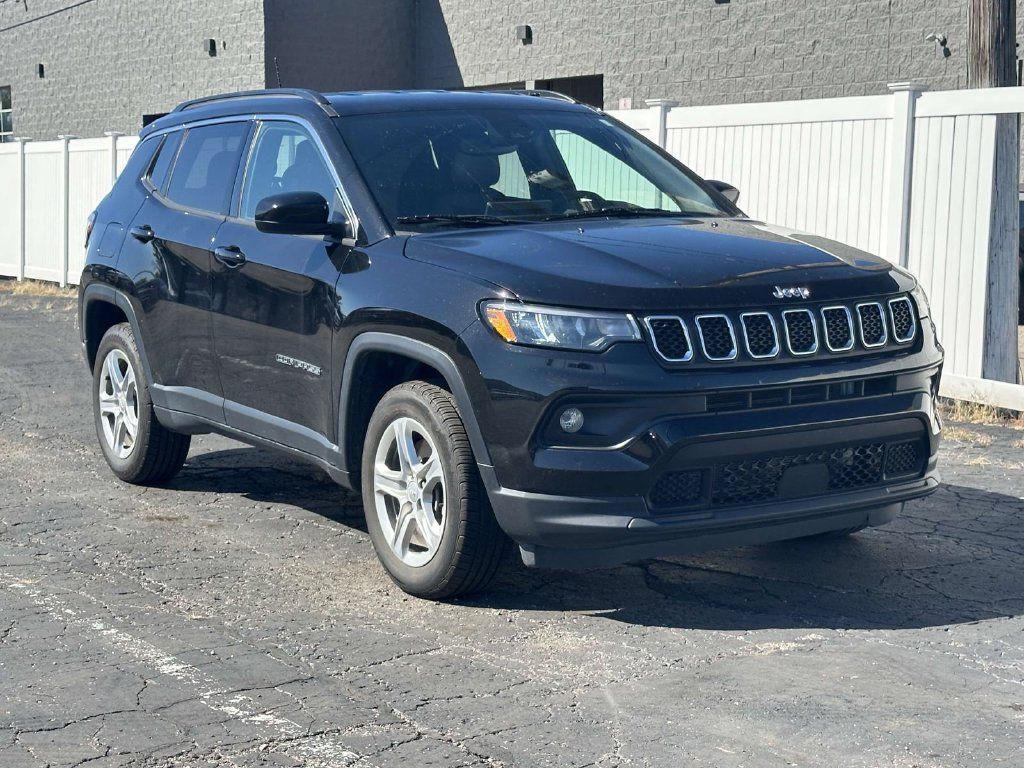 Used 2023 Jeep Compass Latitude w/ Convenience Group AWD/4WD image 1