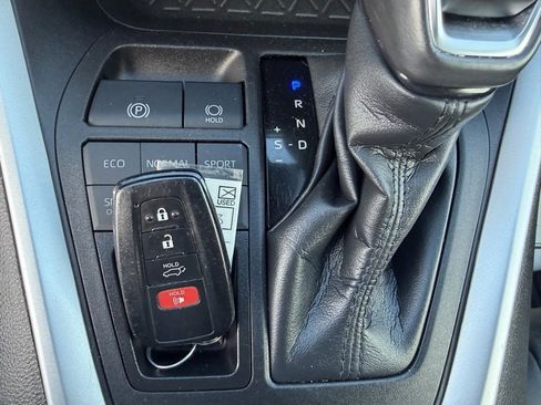 Used 2021 Toyota RAV4 XLE Premium image 7