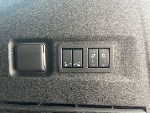 Used 2025 GMC Yukon XL Denali AWD/4WD image 9
