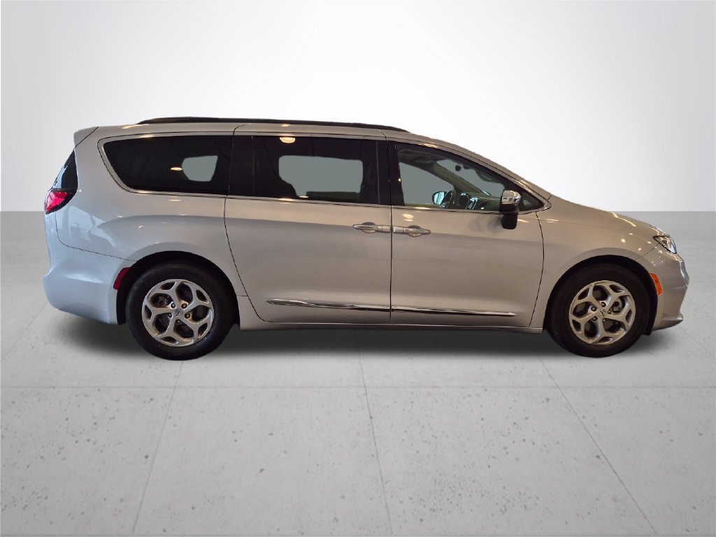 Used 2023 Chrysler Pacifica Limited FWD image 6