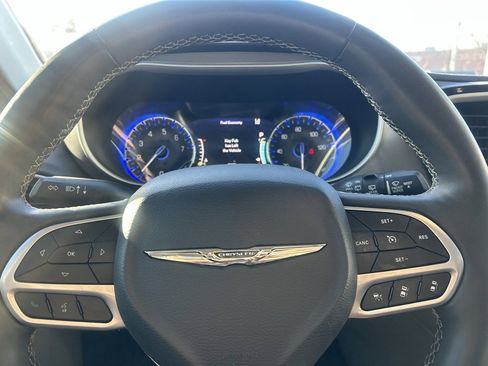 Used 2022 Chrysler Pacifica Touring-L image 15