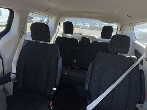 Used 2021 Chrysler Pacifica Touring image 10