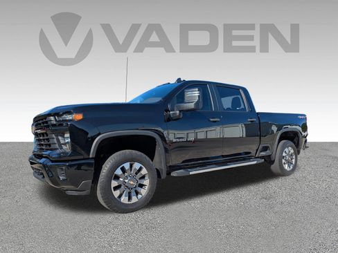 Used 2024 Chevrolet Silverado 2500 Custom w/ Custom Value Package image 2