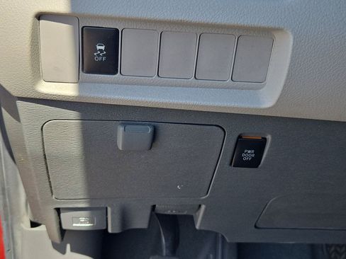 Used 2020 Toyota Sienna LE w/ Carpet Mat Package FWD image 15