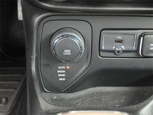 Used 2017 Jeep Renegade Latitude w/ Popular Equipment Group image 23