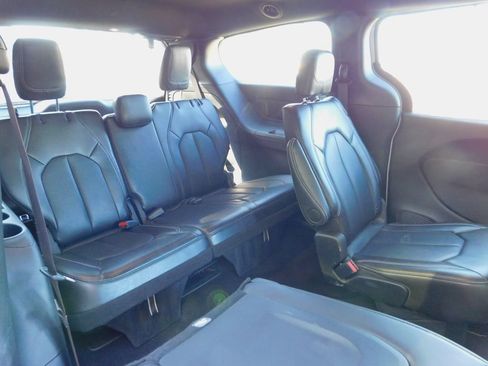 Used 2025 Chrysler Pacifica Select FWD image 3