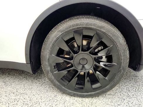 Used 2023 Tesla Model Y Long Range image 9