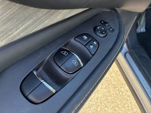 Used 2018 Nissan Murano SL w/ Moonroof Package image 16