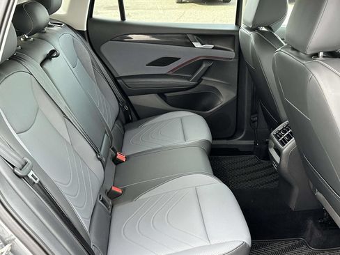 Certified 2025 Volkswagen Tiguan SE AWD/4WD image 15