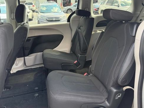 Used 2023 Chrysler Voyager LX FWD image 10