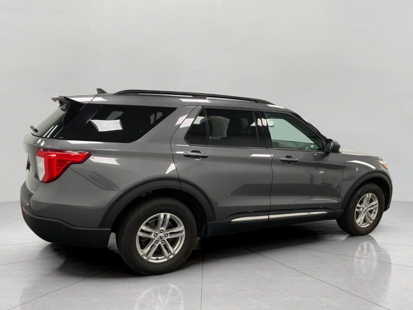 Used 2023 Ford Explorer XLT w/ Equipment Group 202A AWD/4WD image 3