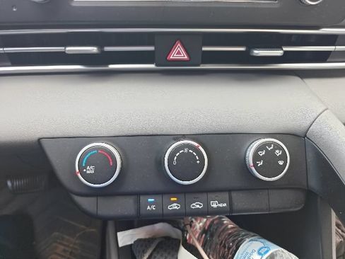 Used 2024 Hyundai Elantra SE FWD image 10