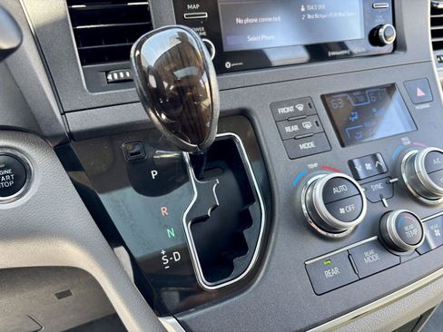 Used 2020 Toyota Sienna XLE FWD image 34