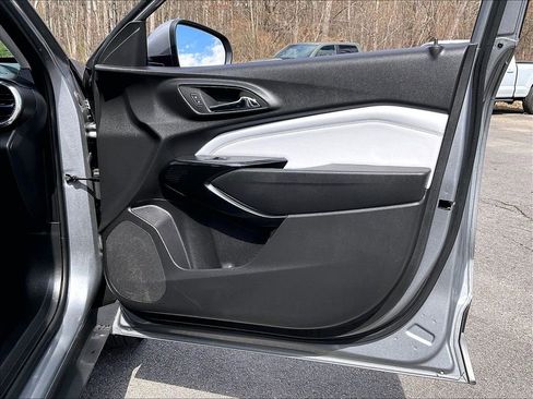 Used 2025 Chevrolet Trax LT FWD image 26