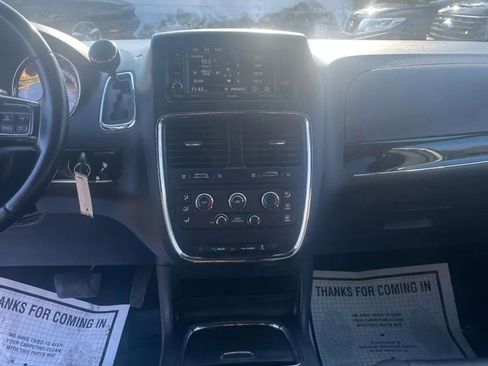 Used 2016 Dodge Grand Caravan SXT FWD image 16