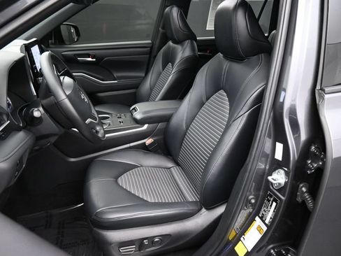 Used 2023 Toyota Highlander XSE FWD image 16