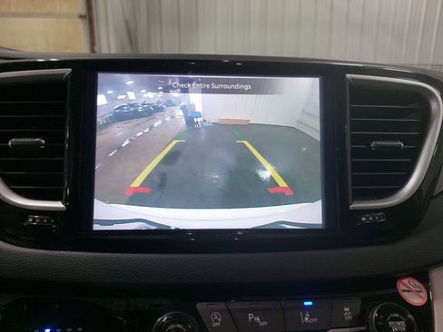 Used 2024 Chrysler Pacifica Touring-L FWD image 23