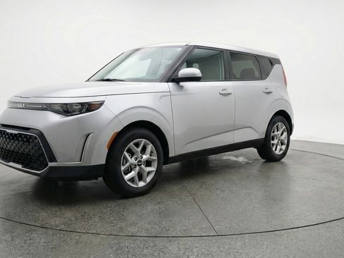 Used 2025 Kia Soul LX w/ LX Technology Package image 3
