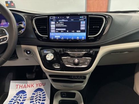 Used 2024 Chrysler Pacifica Select image 29