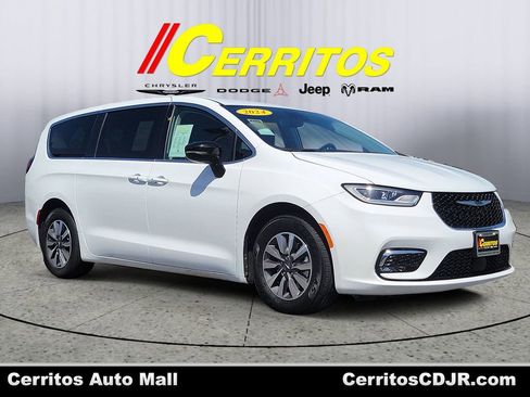 Certified 2024 Chrysler Pacifica Limited FWD image 1