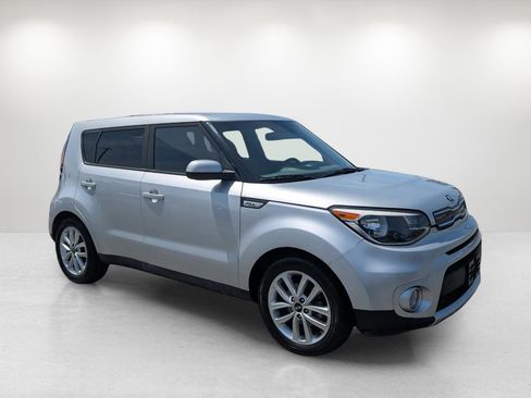 Used 2017 Kia Soul + image 3