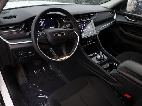 Used 2023 Jeep Grand Cherokee Laredo image 12