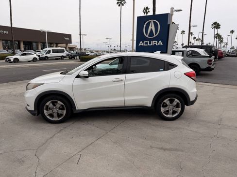 Used 2017 Honda HR-V EX image 2