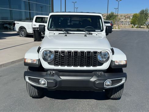 Used 2024 Jeep Gladiator Sport AWD/4WD image 3