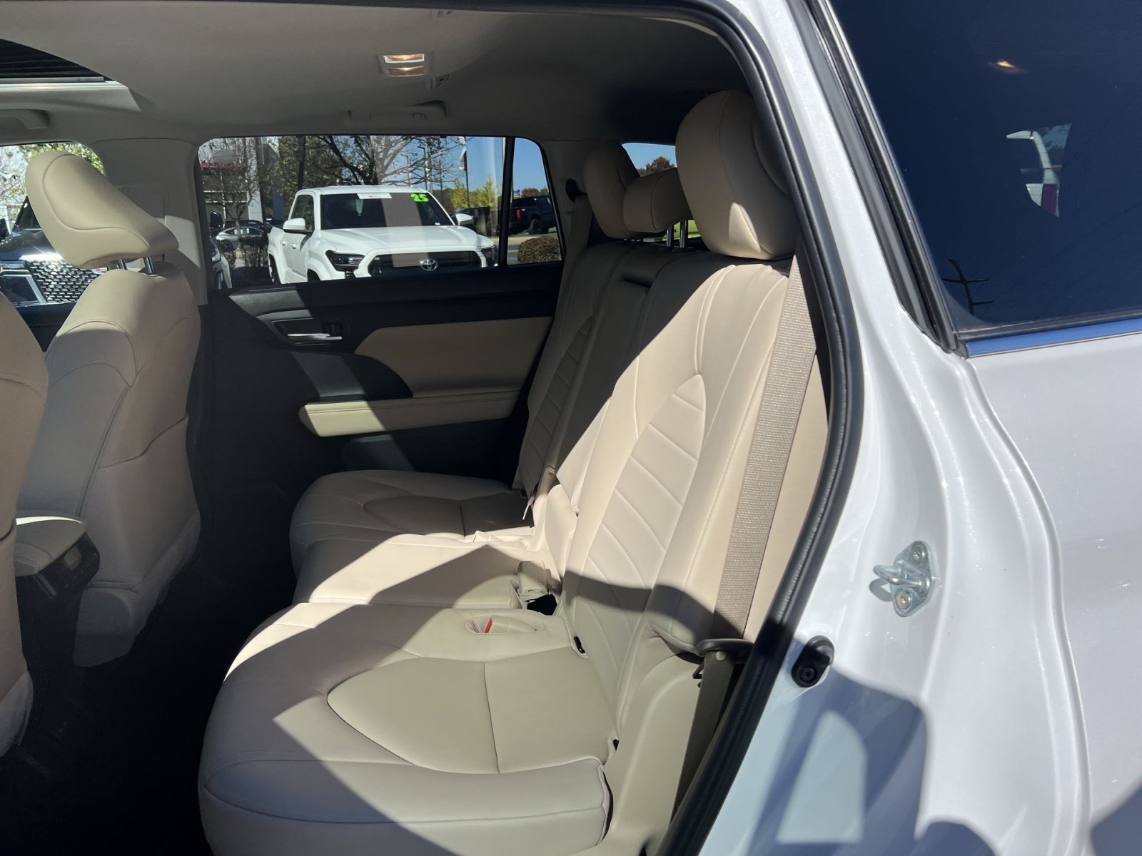 Used 2023 Toyota Highlander XLE FWD image 24