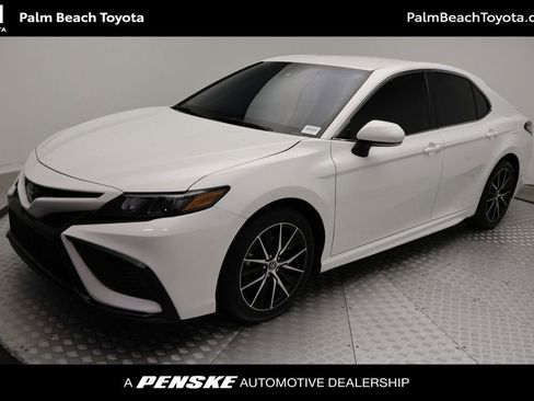 Used 2023 Toyota Camry SE FWD image 1