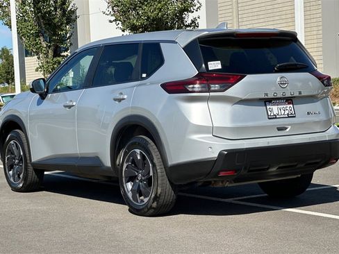 Used 2024 Nissan Rogue SV image 6