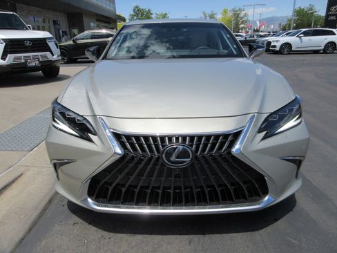 Used 2025 Lexus ES 300h w/ Luxury Package FWD image 14