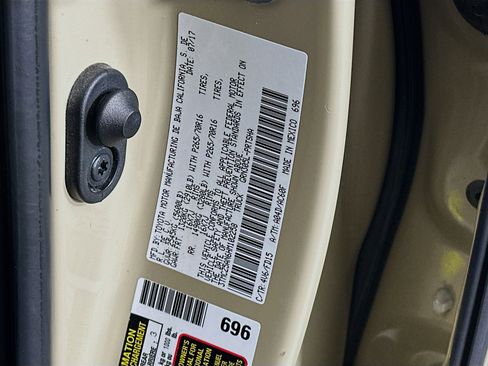 Used 2017 Toyota Tacoma TRD Off-Road image 12